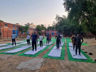 रतिया: राजकीय कन्या वरिष्ठ विद्यालय रतिया में योग प्रोटोकॉल प्रशिक्षण में पहुंचे SDM, कहा- नियमित योग करें तो जीवन रहेगा स्वस्थ