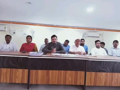 नबीनगर: नवीनगर प्रखंड मुख्यालय के बहुउद्देशीय भवन सभागार में भूमि उप समाहर्ता ने बीएलओ के साथ की बैठक