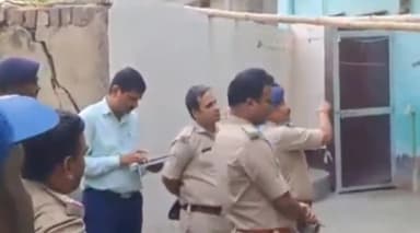 धनबाद/केंदुआडीह: टिकियापाड़ा में युवक की मौत के बाद शनिवार को घटनास्थल पर पहुंचे धनबाद डीएसपी लॉ एंड ऑर्डर, कई पहलुओं पर की जांच