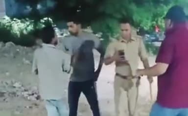 मेरठ: लालकुर्ती इलाके में एक कार सवारों ने ओला कैब के ड्राइवर को पुलिसकर्मियों के सामने पीटा, वीडियो वायरल