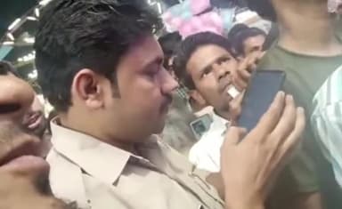 मेरठ: नौचंदी मेले में पुलिसकर्मी की दबंगई, फ्री में झूला नहीं झूलाने पर झूला कर्मचारी को धमकाने का वीडियो वायरल