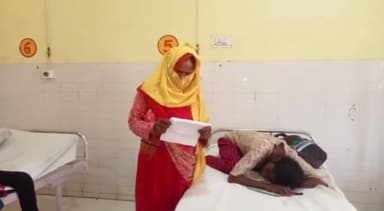 रायबरेली: ठकुराइन खेड़ा रोडवेज बस में कंडक्टर द्वारा की गई मारपीट में गंभीर रूप से घायल युवती को जिला अस्पताल में कराया गया भर्ती