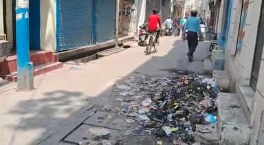 महानगर मुरादाबाद के वार्ड 64 में घरों के आगे पड़ा है कई रोज से कूड़ा पार्षद से कहने पर भी कोई सुनवाई नहीं! गंदगी एवं मच्छरों से करना पड़ रहा है सामना, राह चलते लोगों को हो रही है परेशानी!