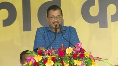 कम से कम 1 Lakh लोग दिख रहे हैं। 20-30 हजार लोग रामलीला मैदान की ओर बढ़ रहे है