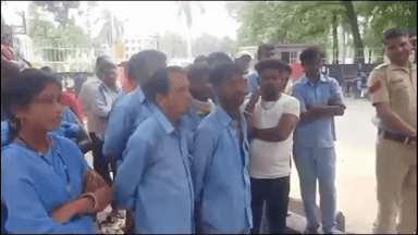 सिंगरौली: नेहरू अस्पताल जयंत गेट के सामने सफाई कर्मियों ने अपने कई वर्षों से लंबित पीएफ के भुगतान को लेकर शुरू किया धरना प्रदर्शन