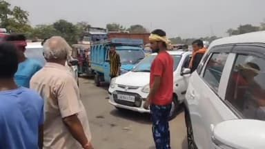 बाघमारा/कतरास: शहिद शक्ति चौक के पास छात्रों ने 60-40 नियोजन नीति के विरोध में टायर जलाकर दूसरे दिन भी सड़क किया जाम