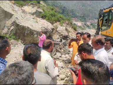 देवाल: केवर गांव के  ग्वालदम, थराली, करणप्रयाग, राष्ट्रीय राजमार्ग पर भू कटाव का विधायक ने किया स्थलीय निरीक्षण