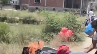 शाहगंज: पक्का पोखरा पर चलती स्कूटी में लगी आग बाल बाल बचा चालक बड़ी मुश्किल से लोगो ने आग पर पाया काबू