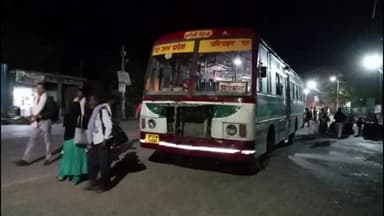 मोठ: झांसी रोडवेज़ बस खराब होने से कस्बा मोठ में यात्री परेशान, यात्रियों ने कहा- किराया नहीं किया जा रहा वापस