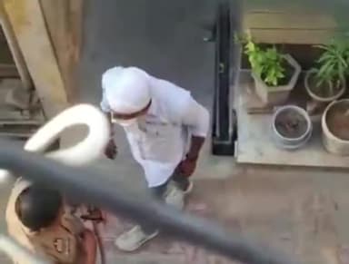 मेरठ: सुभाष नगर में पुलिस की मौजूदगी में दो पक्षों के बीच जमकर हुई मारपीट, वीडियो हुआ वायरल