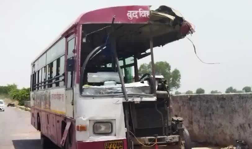 रोडवेज बस और ट्रक टकराए एक की मौत 3 लोग घायल अरनिया क्षेत्र के बड़ा गांव के पास का है मामला #वित्त_मंत्रालय