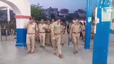 अमरोहा: SP अमरोहा ने भारी पुलिस बल के साथ किया फ्लैग मार्च, स्टेशन मिनी स्टेडियम में बैठे संदिग्ध व्यक्तियों से भी पूछताछ