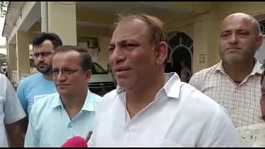 मुरादाबाद: शिवसेना के जिला प्रमुख वीरेंद्र अरोड़ा ने बुध बाजार में चल रहे स्मार्ट सिटी के कार्यों में भ्रष्टाचार की कही बात