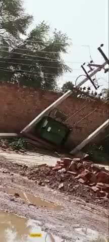 करणपुर: 🌪️⛈#अंधी वे बारिश के चलते कल रात बिजली का ट्रांसमीटर गिरने से पूरे गांव की बिजली हुई गुल।
#गांव 46f मोड़ा श्री करनपुर।