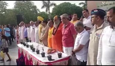 हापुड़: दिल्ली में हुए साक्षी मर्डर केस पर आज साहिबाबाद के राम मनोहर लोहिया पार्क में राष्ट्रीय गान और 2 मिनट  मौन व्रत रखा गया