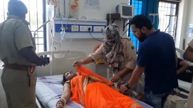 सासाराम: रेलवे स्टेशन पर एक महिला यात्री की अचानक बिगड़ी तबीयत, RPF थाने की पुलिस ने सदर अस्पताल में कराया भर्ती