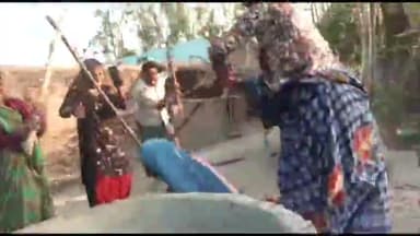 बांदा: ऐला गांव में गड्ढा खोदने के विवाद को लेकर दो पक्षों में जमकर चले लाठी-डंडे, वीडियो सोशल मीडिया पर हुआ वायरल