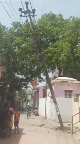 अमर नगर-मणि देवी मंदिर के पास हादसे को दावत दे रहा बिजली का पोल लटकते तार एक घर पर गिरे घर में उतरा करंट वीडियो वायरल
