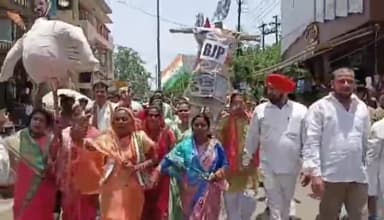 राजनांदगांव: मानव मंदिर चौक में कांग्रेस कार्यकर्ता व पदाधिकारियों के द्वारा भाजपा सांसद बृजभूषण शरण सिंह के पुतले का किया गया दहन