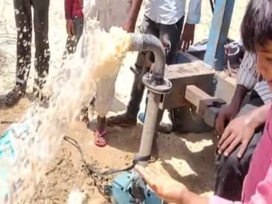 बाड़मेर: डूगेरो का तला में ट्यूबेल खुदाई के दौरान निकला मीठा पानी, क्षेत्र के लोगों ने बाड़मेर विधायक का आभार प्रकट किया