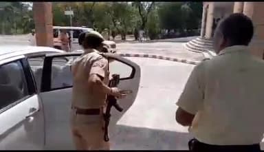 अमरोहा: नवागंतुक ज़िलाधिकारी राजेश कुमार ने कलेक्ट्रेट पहुंचकर संभाला चार्ज, अधिकारियों ने बुके देकर किया सम्मानित