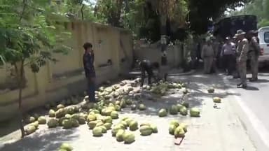 मुरादाबाद: नगर निगम की टीम ने पीली कोठी के पास सड़क किनारे ठेले और अस्थाई दुकानें लगाने वालों को हटाया