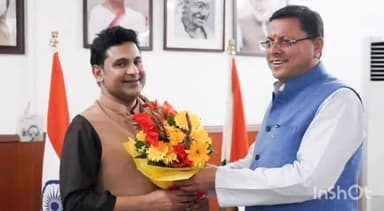 देहरादून: सचिवालय में सीएम धामी ने प्रसिद्ध गीतकार मनोज मुंतशिर से की मुलाकात
