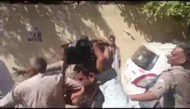 मेरठ: महिला अधिवक्ता अंजलि गर्ग की हत्या के आरोपी सुरेश भाटी की कचहरी में पेशी के दौरान वकीलों ने की पिटाई