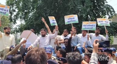 देहरादून: गोडसे देशभक्त वाले बयान पर भड़की यूथ कांग्रेस, कार्यकर्ताओं ने त्रिवेंद्र का घर घेरने की कोशिश की