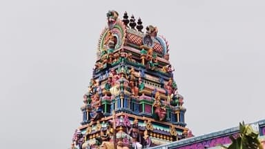 கடவூர்: தரகம்பட்டியில் வீரணம்பட்டி காளியம்மன் கோவிலில் வைத்த சீலை அகற்றக்கோரி ஒரு தரப்பினர் பேரணியாக வந்து வட்டாட்சியரிடம் மனு