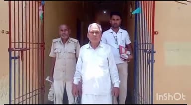 मधवापुर: पिहवारा गांव में साहरघाट थाना पुलिस ने एक घर में छापेमारी कर 300 बोतल नेपाली देशी शराब के साथ एक तस्कर को किया गिरफ्तार