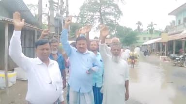 बारसोई: काजी टोला चौक से बाड़ीओल जाने वाले प्रधानमंत्री सड़क मथुरापुर गांव के पास जलजमाव से ग्रामीणों ने किया प्रदर्शन