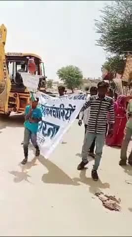 रावला: ग्राम पंचायत रावला मंडी के आगे सफाई कर्मियों का अपनी मांगों को लेकर धरना तीसरे दिन भी रहा जारी, निकाला रोष मार्च