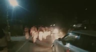 महुआ: अख्तियारपुर गांव में शराब के खिलाफ छापेमारी करने पहुंची एएलटीएफ पुलिस से कारोबारियों ने छीनी राइफल