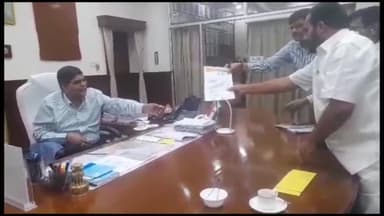 गोरखपुर: गोरखपुर रेलवे स्टेशन से ट्रेनों में पैंट्रीकार द्वारा यात्रियों से वसूला जा रहा है किराया व्यक्ति ने डीएम को सौंप ज्ञापन