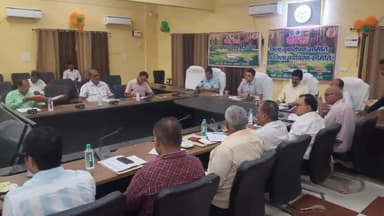 मुगलसराय: डीएम कार्यालय सभागार में बैठक के दौरान अनुपस्थित रहने पर डीडीयू नगर व सैयदराजा इओ को डीएम ने कारण बताओ नोटिस जारी किया