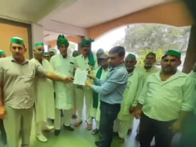 अनूपशहर: तहसील परिसर में भारतीय किसान यूनियन टिकैत के कार्यकर्ताओं ने विभिन्न मांगों को लेकर SDM को सौंपा ज्ञापन