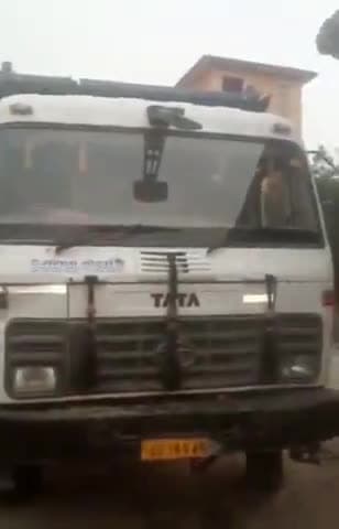 बेहट: सहस्रा की नदी में एसडीएम दीपक कुमार ने मारा छापा, बिना रॉयल्टी के बालू से भरे दो डंपर पकड़ किये सीज