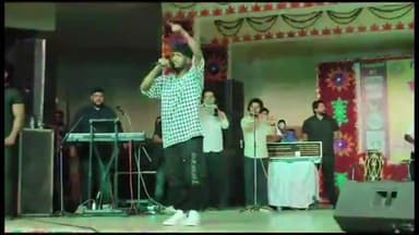 मुरादाबाद: पंचायत भवन में 11 जून की रात पंजाबी सिंगर काका को देखने उमड़ी लोगों भीड़, पुलिस ने लाठी बल से भीड़ को संभाला