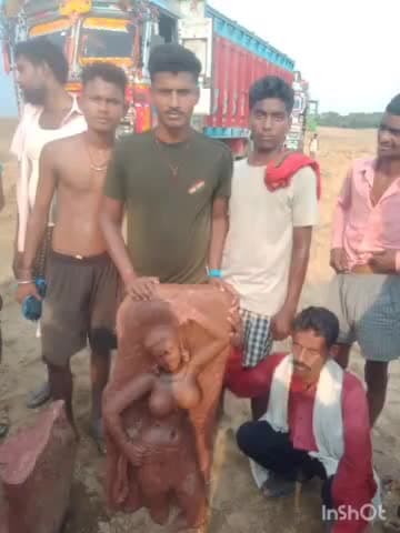 लखीसराय: किउल नदी के रामपुर बालू घाट पर खुदाई के दौरान मिली प्राचीन काल की एक खंडित मूर्ति