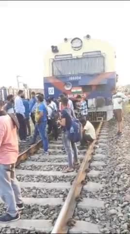 निजीकरण और कर्मचारियों की कमी का रुझान आना शुरु हो गए। 
#railwayline  @arvindkejriwal