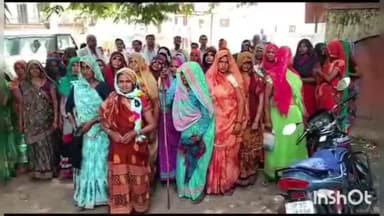 बांदा: कलेक्टर पुरवा के रहने वाले ग्रामीणों ने एक महिला पर झूठे मुकदमे में फंसाकर ब्लैकमेल करने के लगाए आरोप, एसपी से की शिकायत