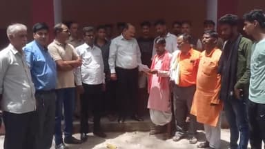 हाथरस: कस्बा मुरसान में किशोरी के साथ हुए गैंगरेप के मामले में हिंदू जागरण मंच के कार्यकर्ताओं ने सदर तहसील पहुंचकर दिया ज्ञापन