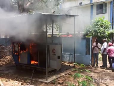 लखीसराय: डीएम कार्यालय स्थित पावर जेनरेटर में अचानक लगी आग, वहां उपस्थित लोगों ने आग पर पाया काबू