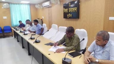 सुपौल: सुपौल डीएम कौशल कुमार की अध्यक्षता में कलेक्ट्रेट स्थित लटहन चौधरी सभागार में की गई साप्ताहिक समीक्षा बैठक