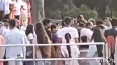 आगरा: ताजगंज स्थित ताजमहल परिसर में दो पर्यटकों का झगड़ा करते हुए वीडियो वायरल