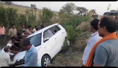 घाटमपुर: रेउना गांव के पास तेज रफ्तार कार अनियंत्रित होकर खड्डे में गिरी, कार सवार लोग बाल-बाल बचे, पुलिस ने सकुशल निकाला