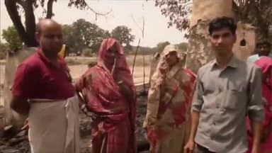 करछना: ओसा गांव में संदिग्ध परिस्थितियों में झोंपड़ीनुमा घर में लगी आग, पीड़ित ने विपक्षी पर जबरन आग लगाने का लगाया आरोप