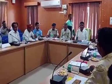 बाड़मेर: जिला मुख्यालय पर जिला परिषद की साधारण बैठक के दौरान जिला प्रमुख महेंद्र चौधरी ने अधिकारियों को लगाई फटकार