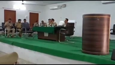 जौनपुर: हुसैनाबाद के पुलिस लाइन सभागार में एसपी अजय पाल शर्मा ने अपराध समीक्षा को लेकर बैठक का किया आयोजन